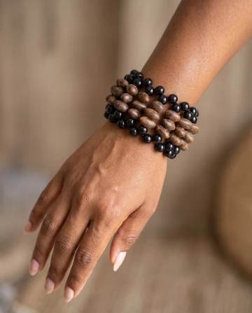 Elastic seed and bead bracelet